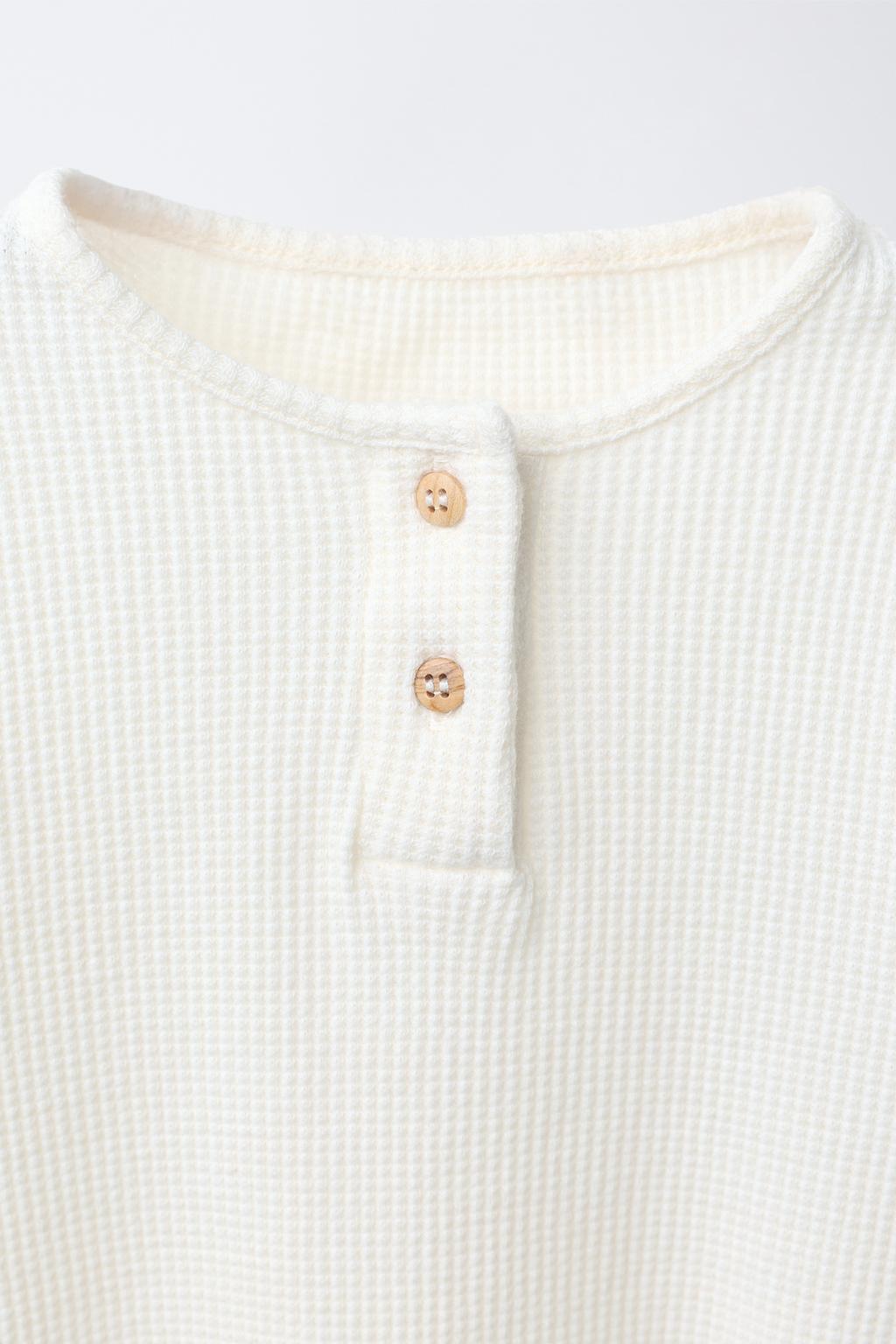 БОДИ ИЗ РИФЛЕНОГО ТРИКОТАЖА С ВОРОТНИКОМ НА ПУГОВИЦАХ