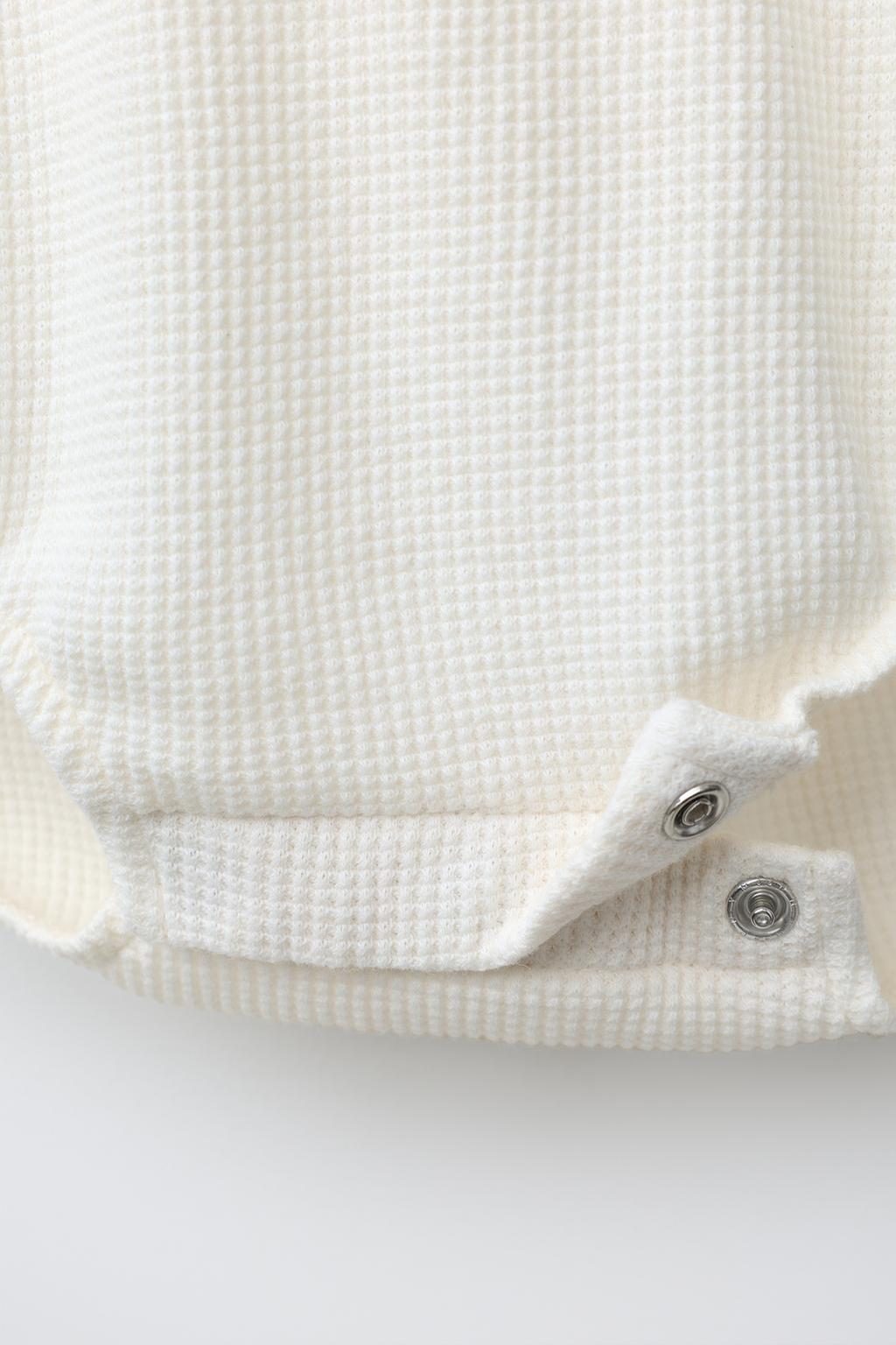 БОДИ ИЗ РИФЛЕНОГО ТРИКОТАЖА С ВОРОТНИКОМ НА ПУГОВИЦАХ