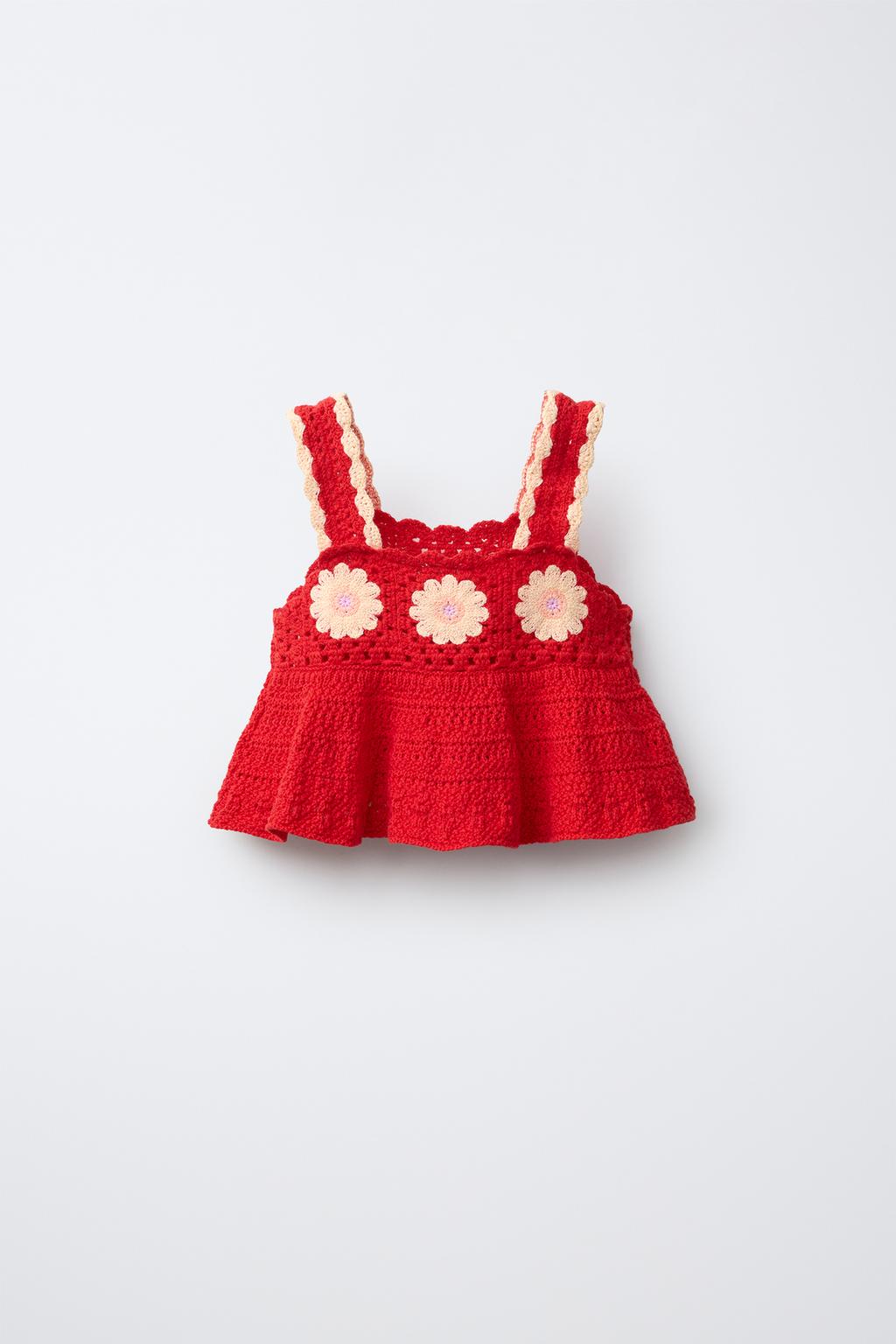 ТОП ИЗ ВЯЗАНОГО КРЮЧКОМ ПОЛОТНА С ЦВЕТАМИ