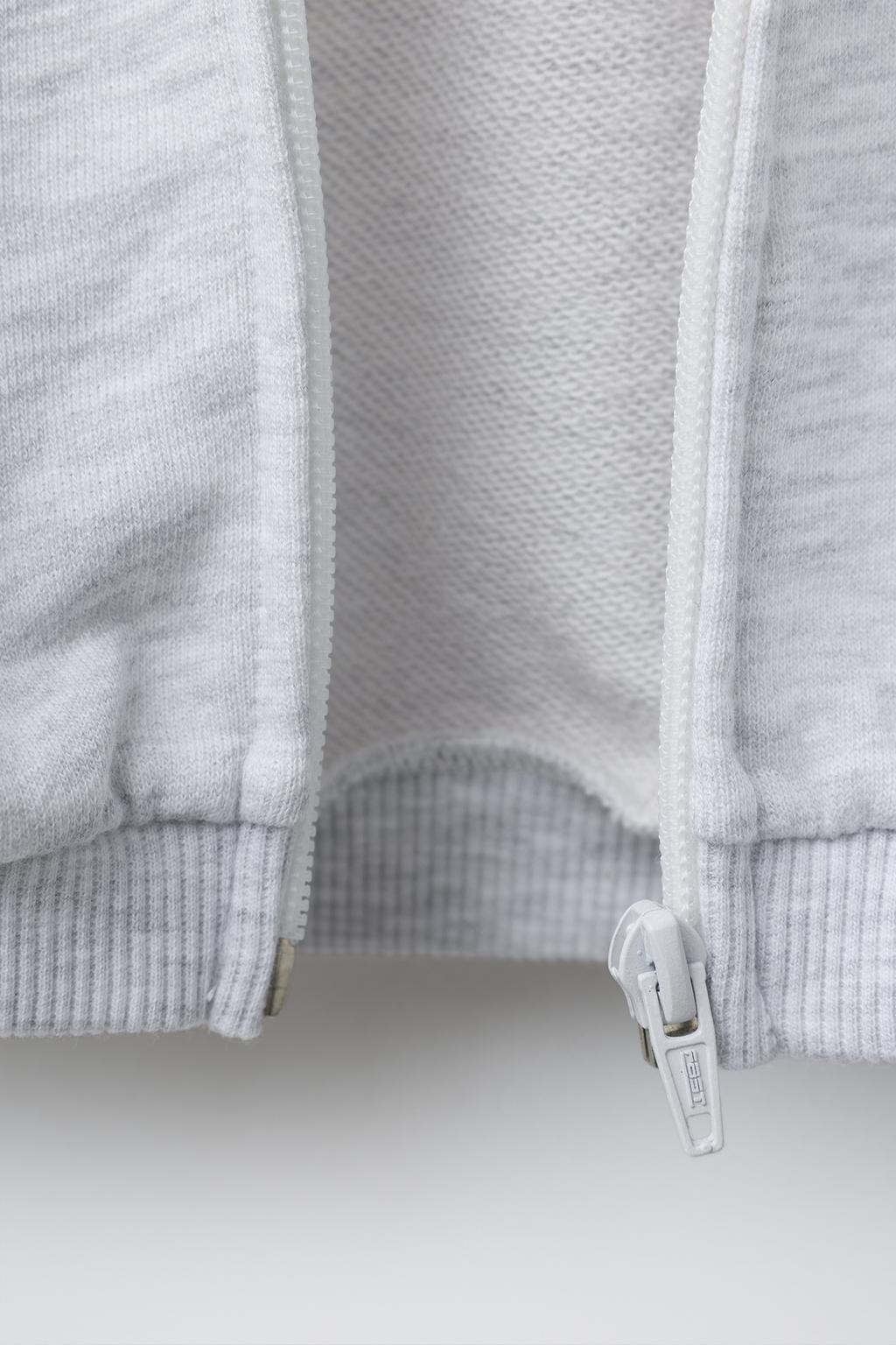 ХУДИ С ЗВЕЗДНЫМИ НАШИВКАМИ И АНИМАЛИСТИЧЕСКИМ ПРИНТОМ