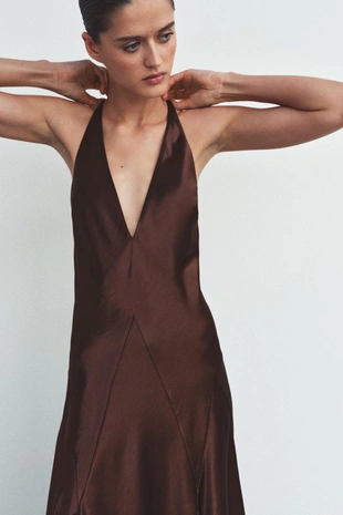 Длинное объемное платье из атласа- Заказать в России