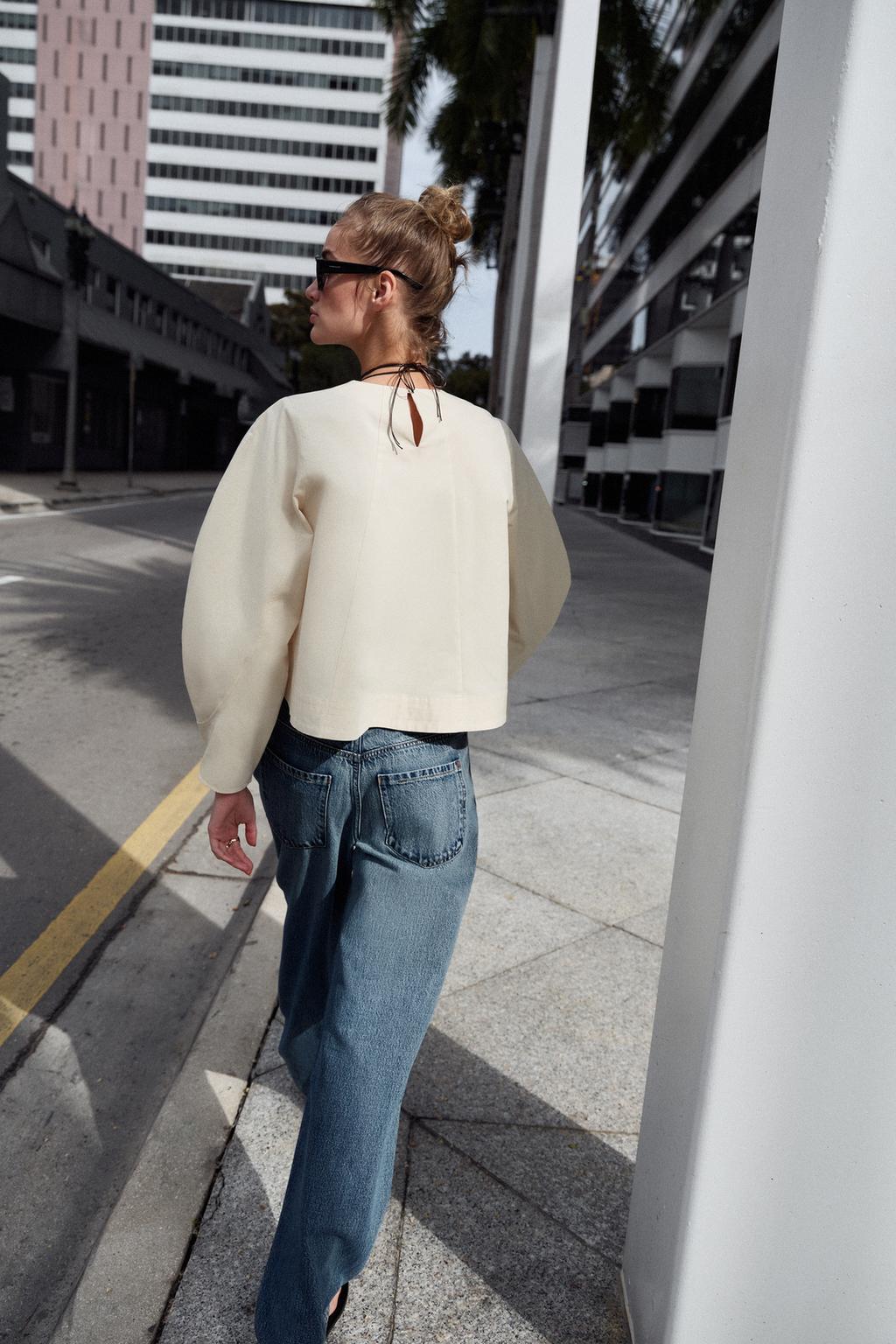 УКОРОЧЕННЫЙ ТОП С ОБЪЕМНЫМИ РУКАВАМИ