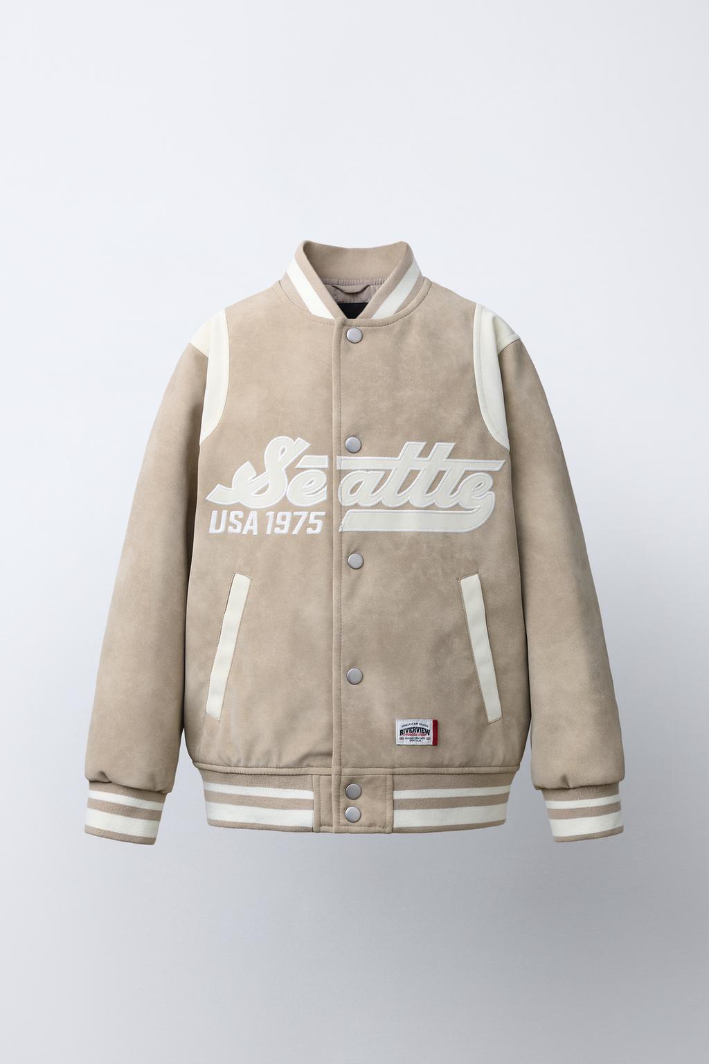 БОМБЕР ИЗ ИСКУССТВЕННОЙ ЗАМШИ С НАДПИСЬЮ