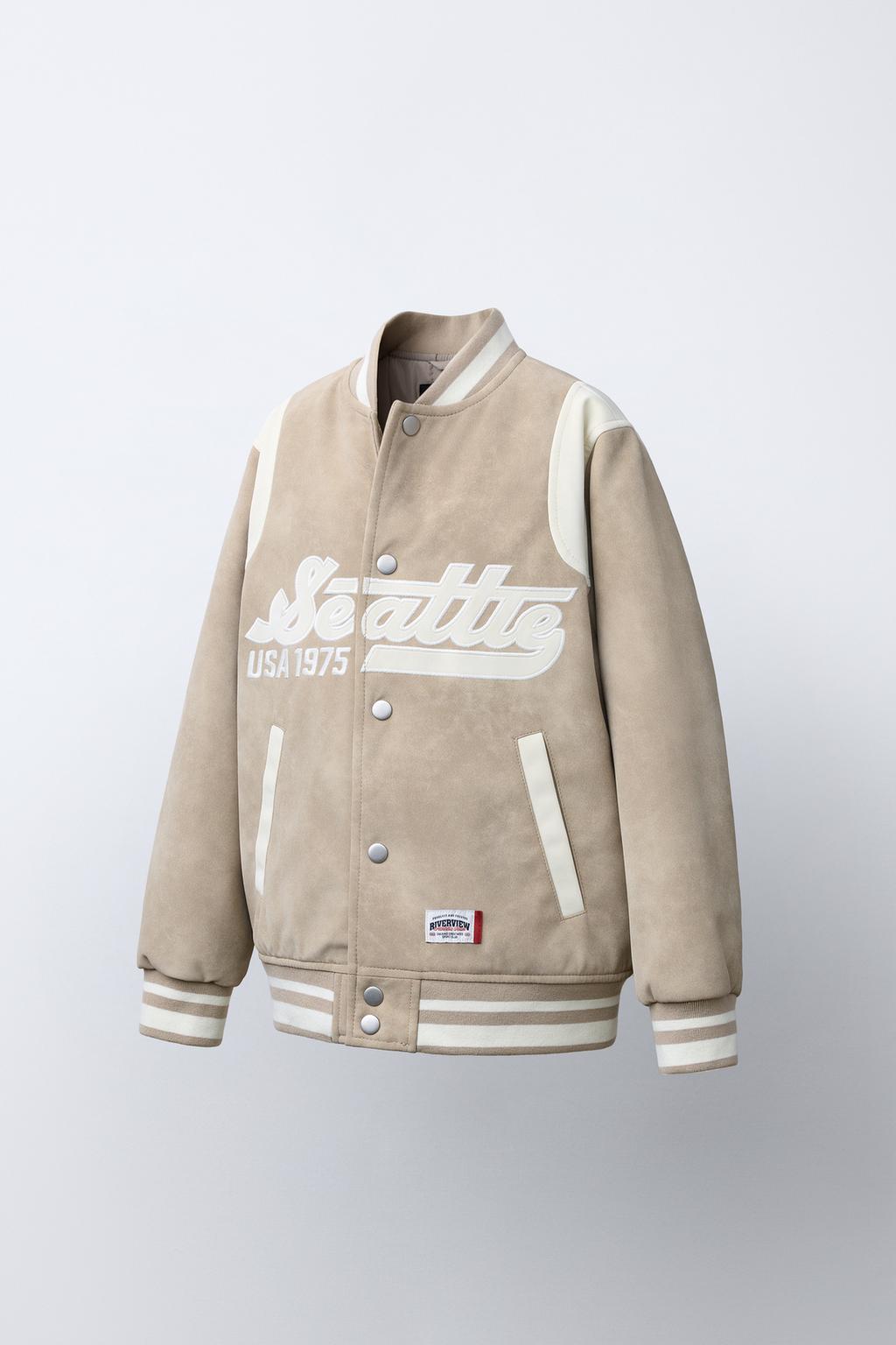 БОМБЕР ИЗ ИСКУССТВЕННОЙ ЗАМШИ С НАДПИСЬЮ