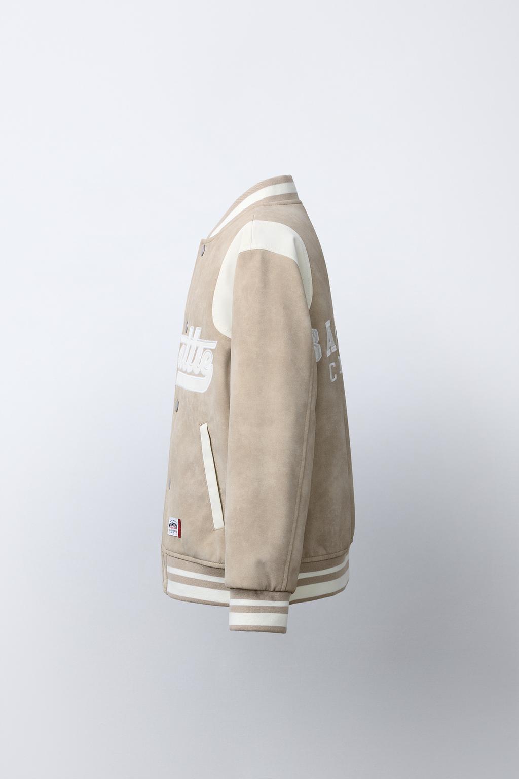 БОМБЕР ИЗ ИСКУССТВЕННОЙ ЗАМШИ С НАДПИСЬЮ