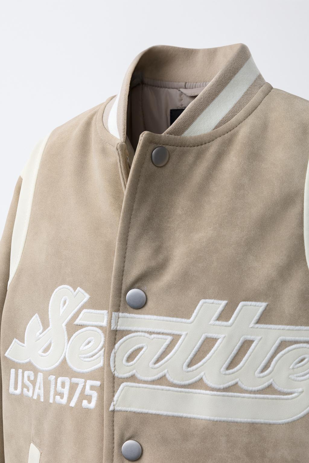 БОМБЕР ИЗ ИСКУССТВЕННОЙ ЗАМШИ С НАДПИСЬЮ