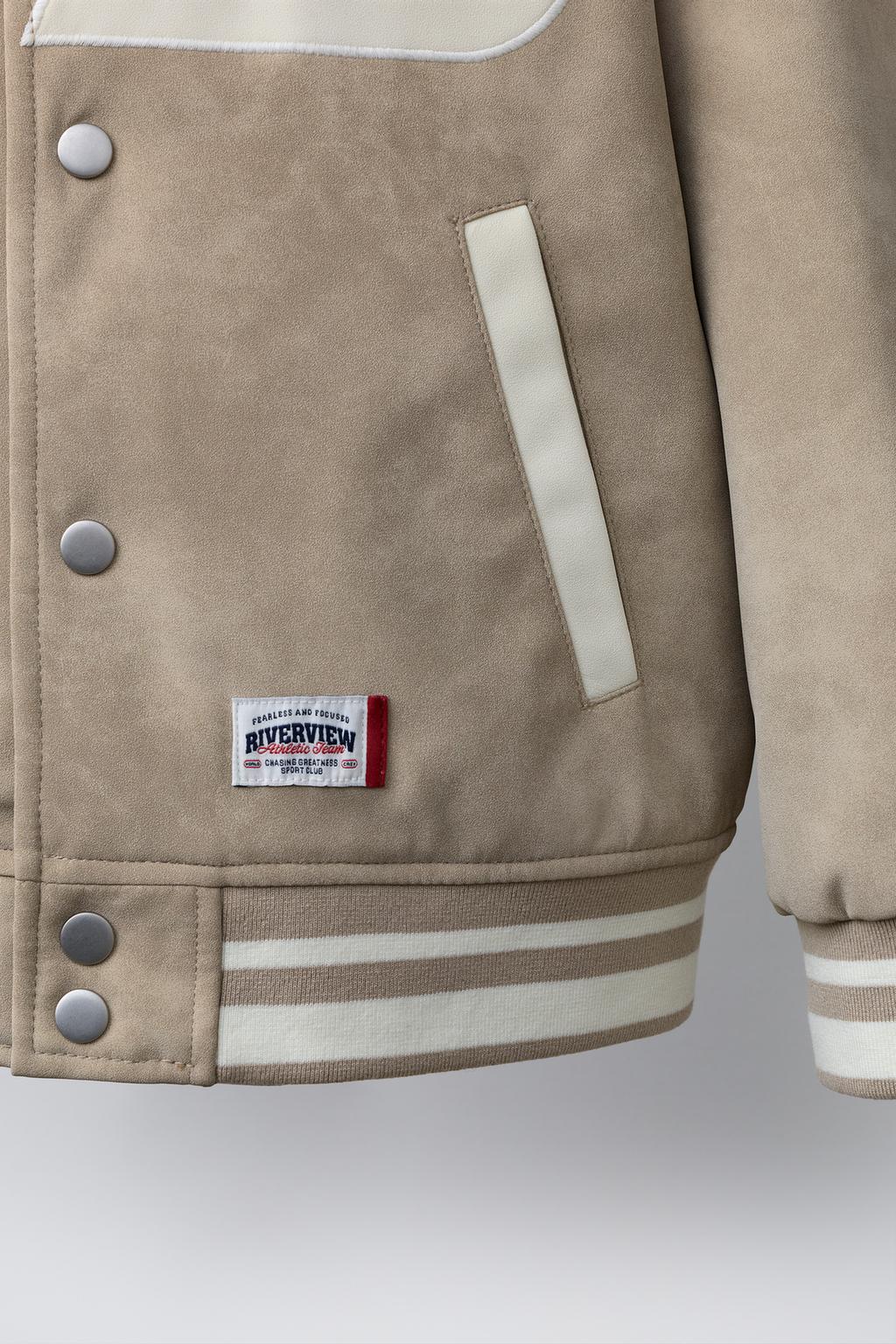 БОМБЕР ИЗ ИСКУССТВЕННОЙ ЗАМШИ С НАДПИСЬЮ