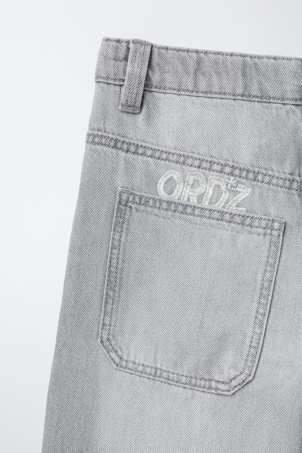 ДЖИНСЫ WIDE LEG С ВЫШИТЫМ ТЕКСТОМ