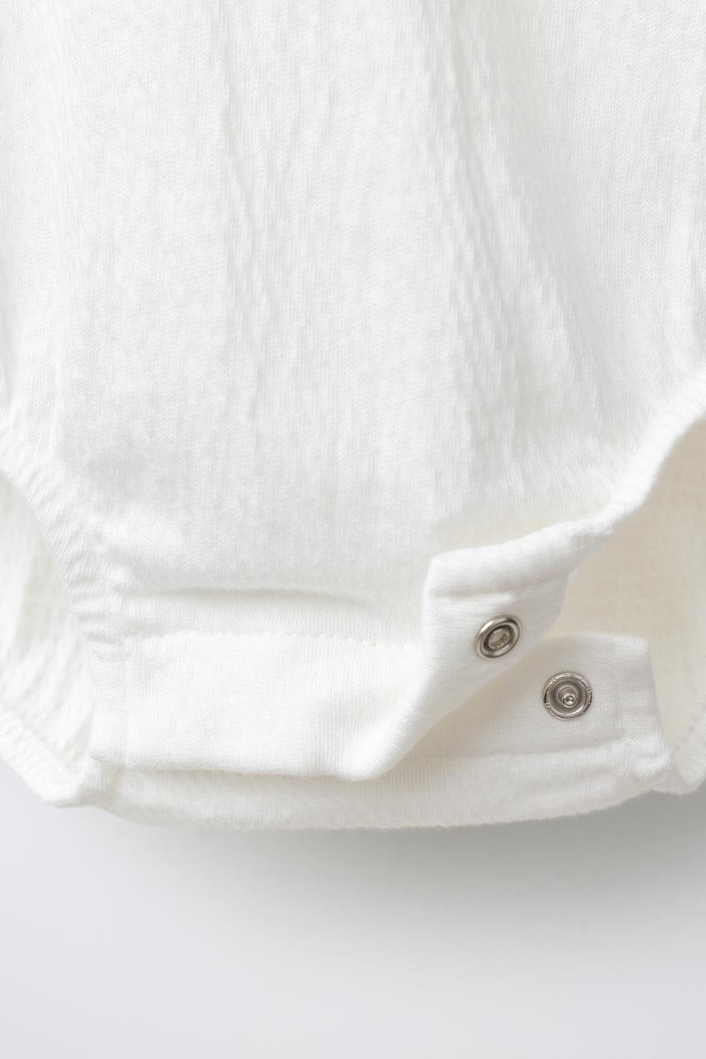 Боди с воротником питера пэна и швейцарской вышивкой