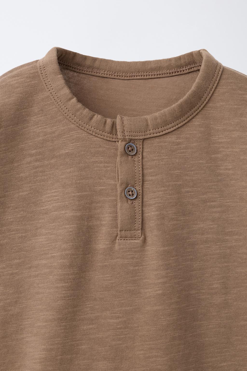 БАЗОВАЯ ФУТБОЛКА С ПУГОВИЦАМИ