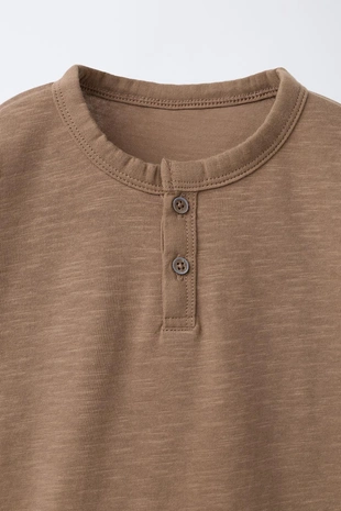 Базовая футболка с пуговицами- Заказать в России