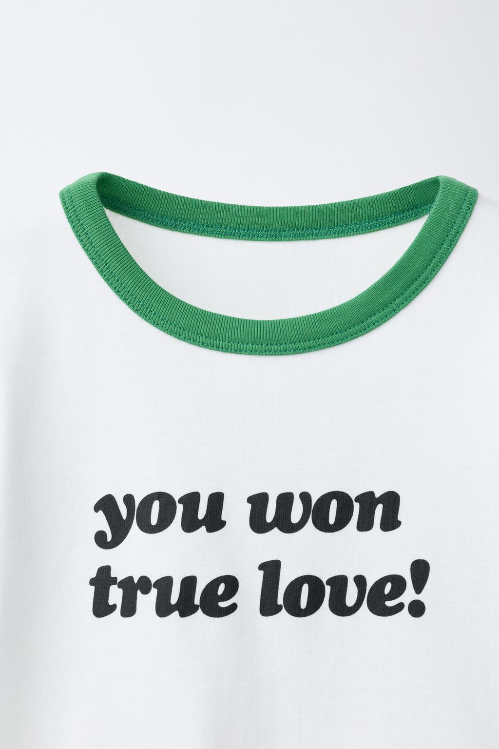 ФУТБОЛКА В РУБЧИК С КОНТРАСТНЫМ ТЕКСТОМ