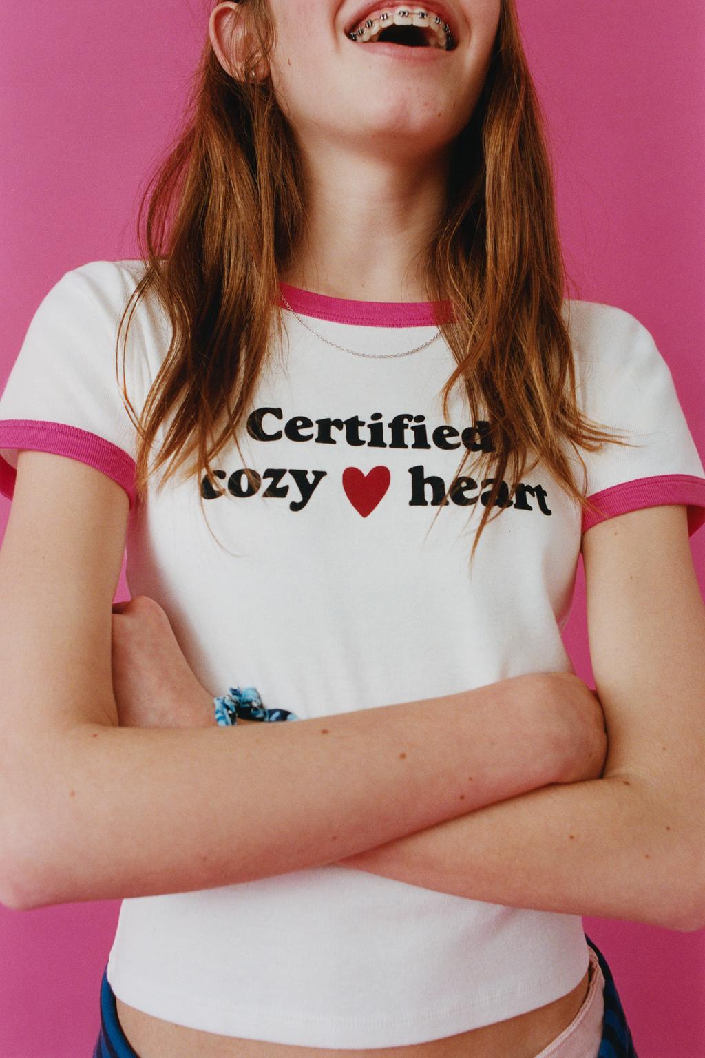 ФУТБОЛКА В РУБЧИК С КОНТРАСТНЫМ ТЕКСТОМ