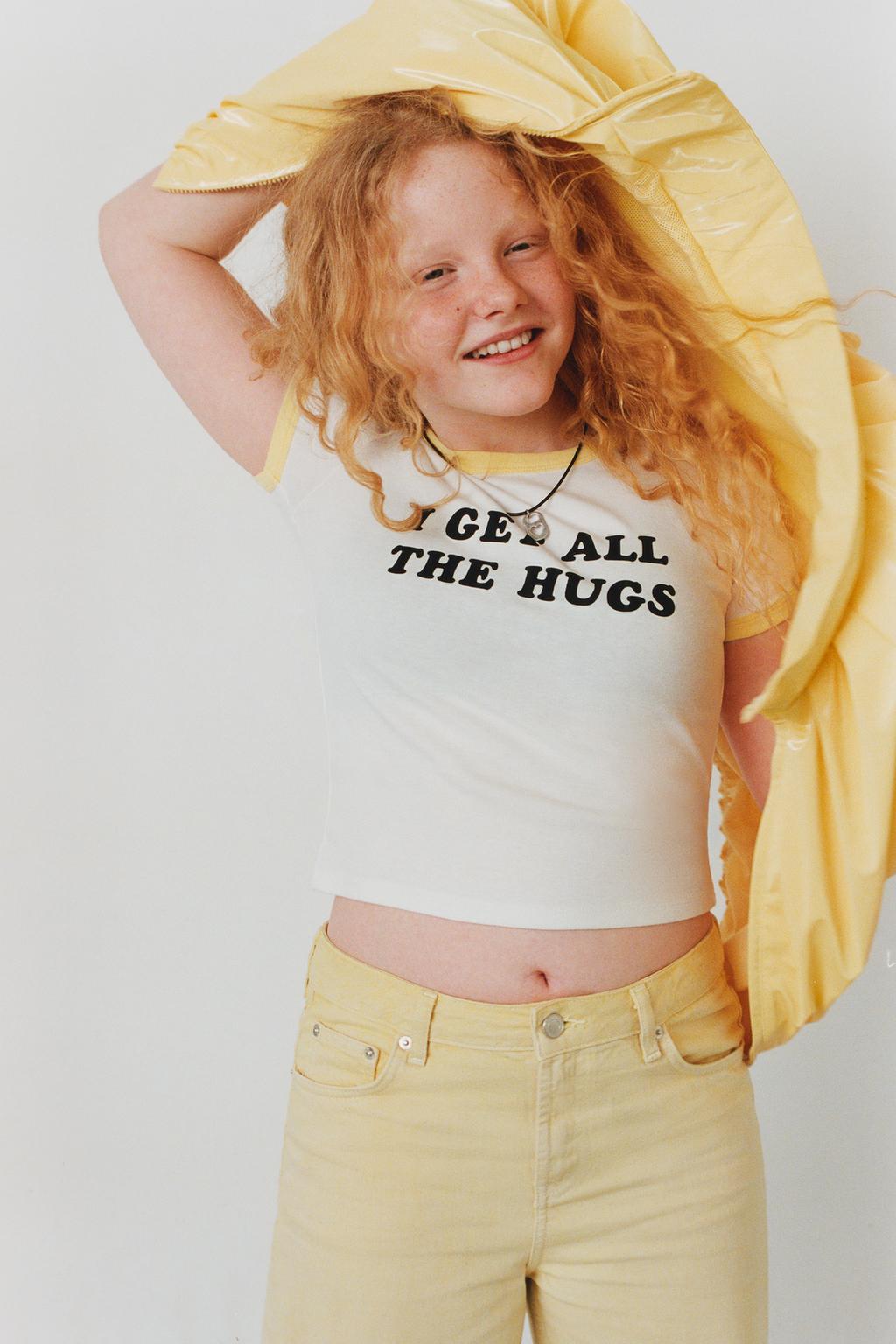 ФУТБОЛКА В РУБЧИК С КОНТРАСТНЫМ ТЕКСТОМ