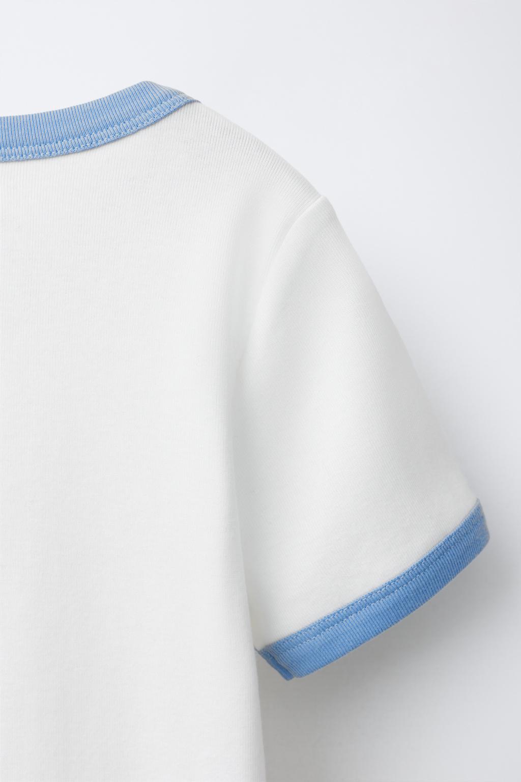 ФУТБОЛКА В РУБЧИК С КОНТРАСТНЫМ ТЕКСТОМ