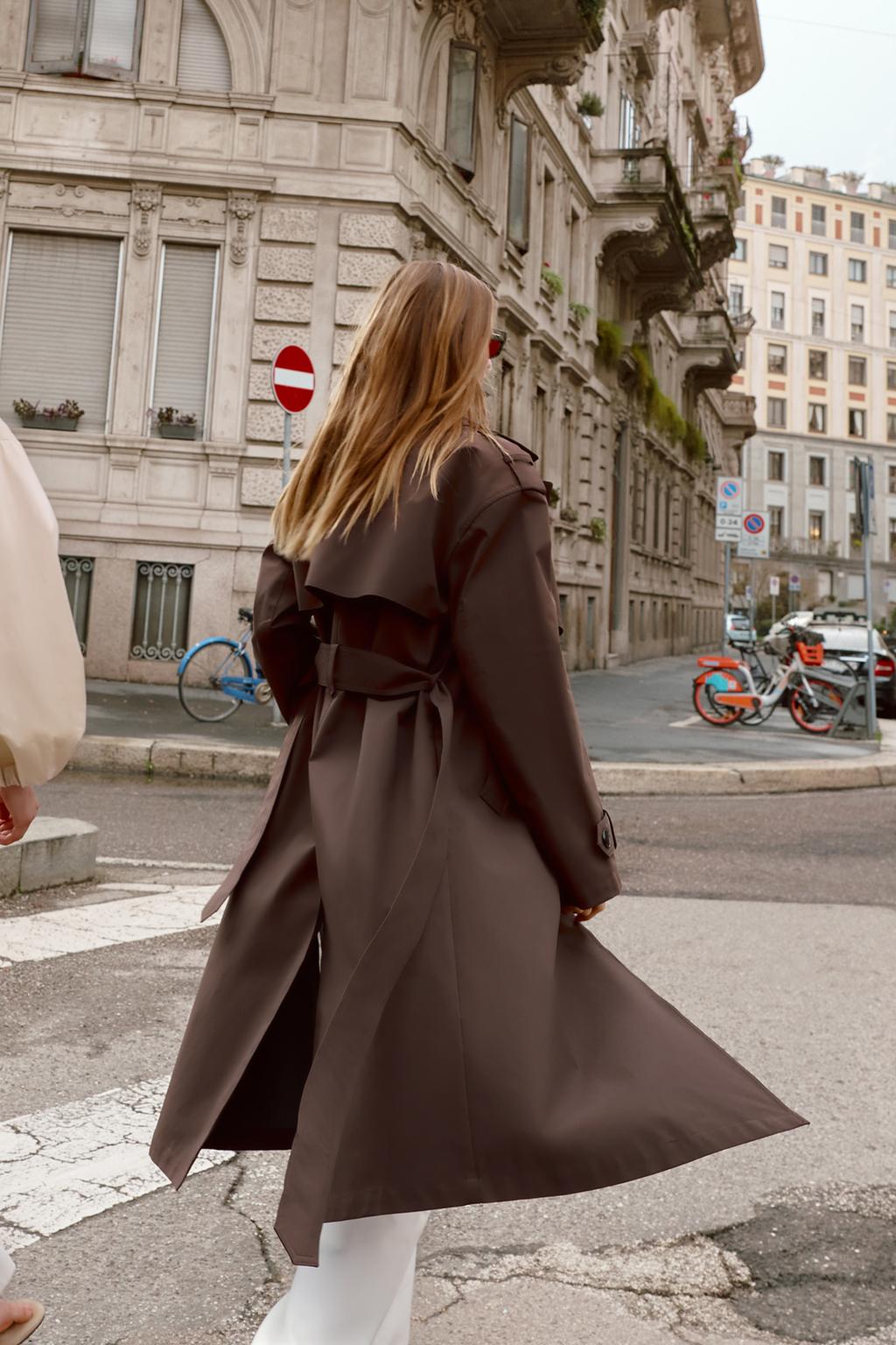 ДЛИННЫЙ НЕПРОМОКАЕМЫЙ И ВЕТРОЗАЩИТНЫЙ ТРЕНЧ С ПОЯСОМ