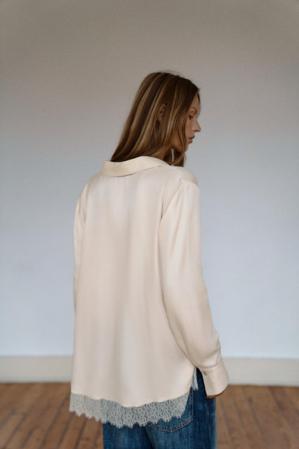 АТЛАСНАЯ РУБАШКА С КРУЖЕВОМ