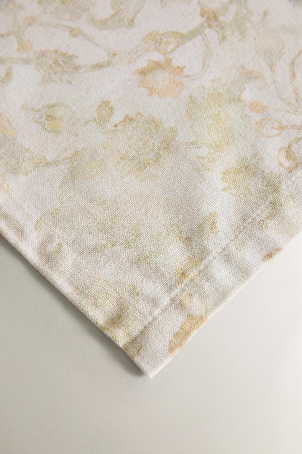 Скатерть с дамаским узором