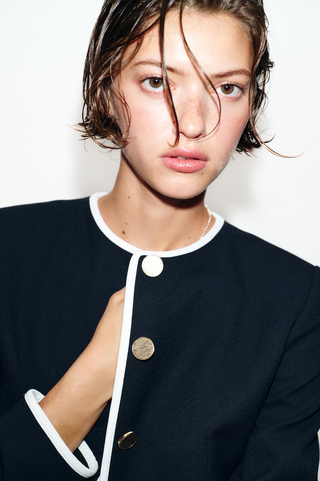 БЛЕЙЗЕР С КОНТРАСТНЫМИ КРОМКАМИ