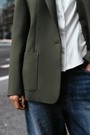 Прямой блейзер с подплечниками- Заказать в России