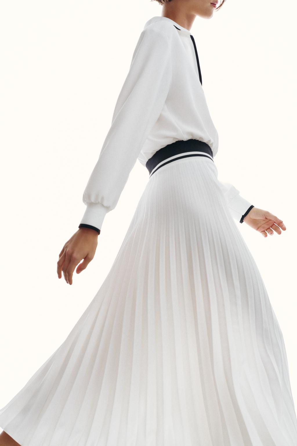 ПЛАТЬЕ МИДИ С ПЛИССИРОВКОЙ И КОНТРАСТНЫМИ ДЕТАЛЯМИ