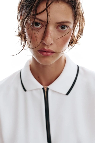 Платье миди с плиссировкой и контрастными деталями- Заказать в России