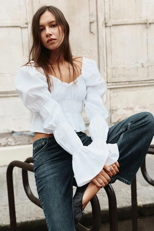 Топ с эластичными сборками и объемными рукавами- Заказать в России