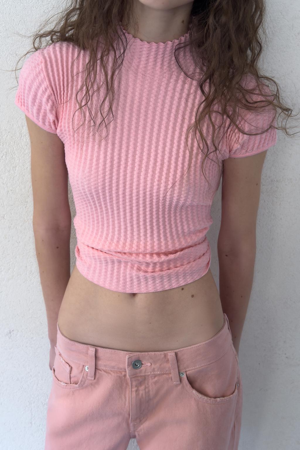 ТОП ИЗ ТРИКОТАЖА С РЕЛЬЕФНЫМ УЗОРОМ