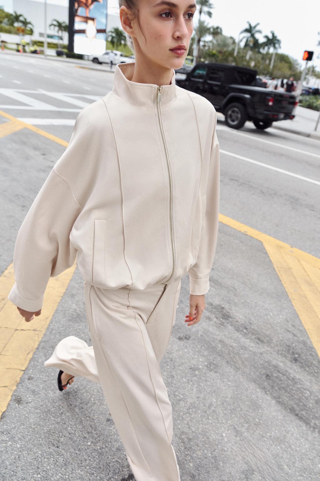 БОМБЕР С ВОРОТНИКОМ-СТОЙКОЙ