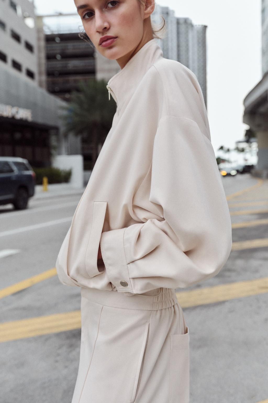 БОМБЕР С ВОРОТНИКОМ-СТОЙКОЙ