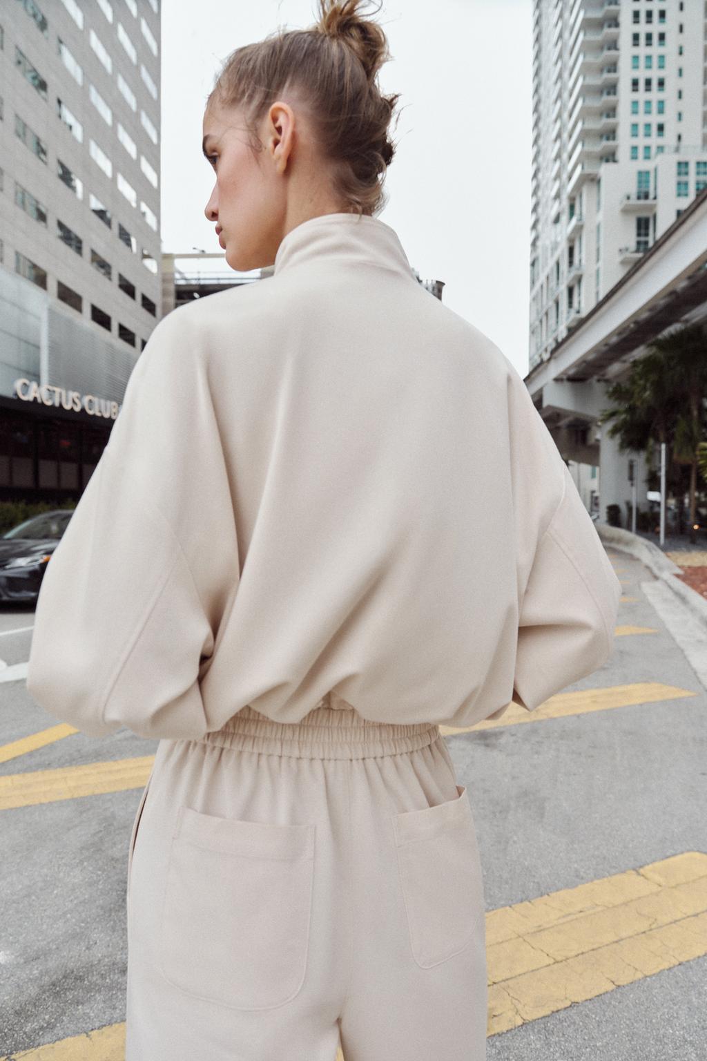 БОМБЕР С ВОРОТНИКОМ-СТОЙКОЙ