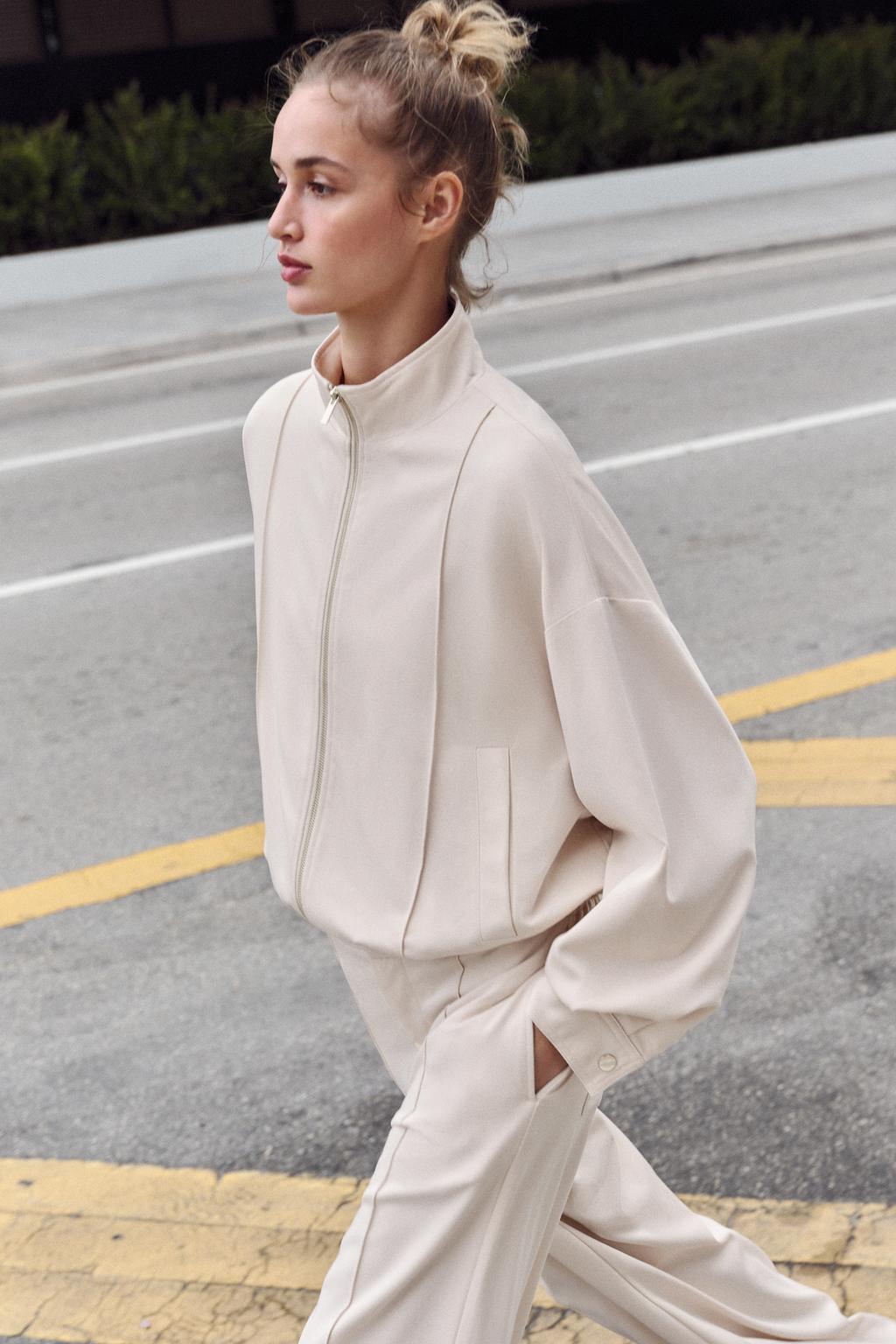 БОМБЕР С ВОРОТНИКОМ-СТОЙКОЙ