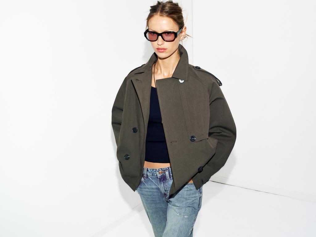 КОРОТКИЙ ТРЕНЧ С КАПЮШОНОМ