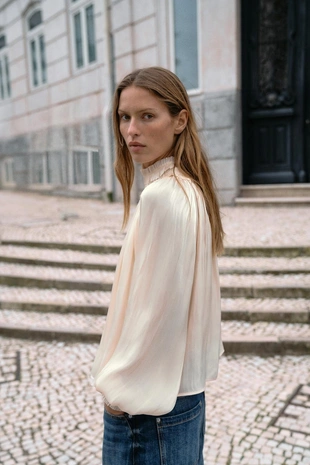 Блуза из блестящей атласной ткани- Заказать в России