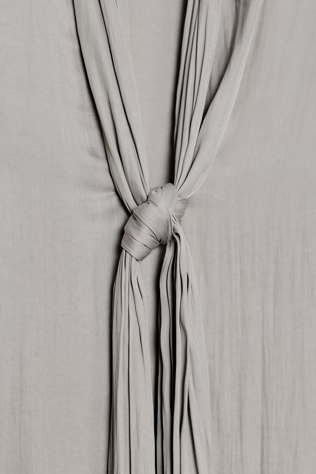 БЛУЗА С V-ОБРАЗНЫМ ВЫРЕЗОМ И ЗАВЯЗКАМИ — ZW COLLECTION