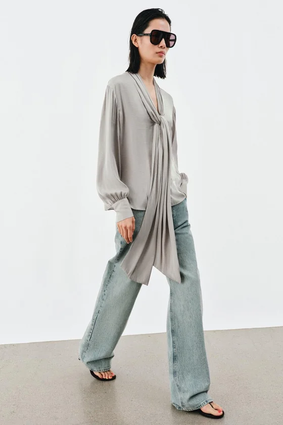 БЛУЗА С V-ОБРАЗНЫМ ВЫРЕЗОМ И ЗАВЯЗКАМИ — коллекция Zara «ZW»