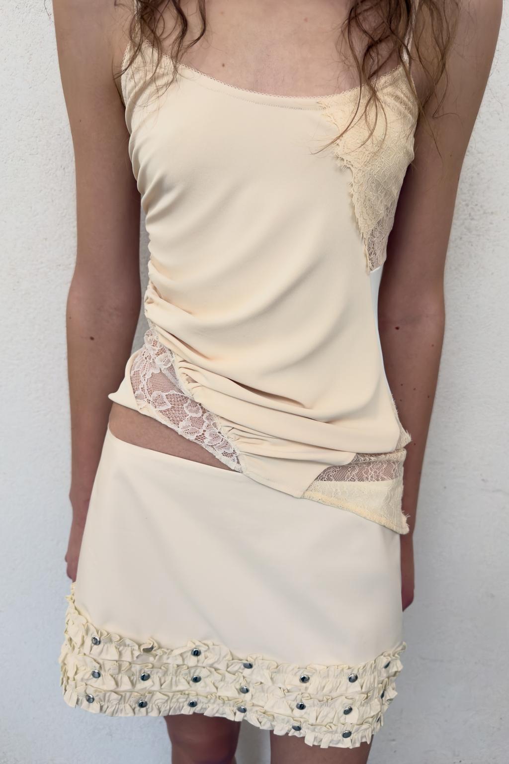 МИНИ-ЮБКА С ВОЛАНАМИ И ЗАКЛЕПКАМИ