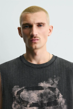 Трикотажный топ без рукавов с принтом- Заказать в России