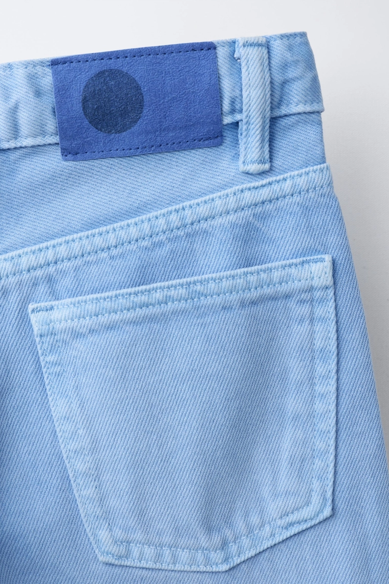 Джинсы с широкими укороченными штанинами