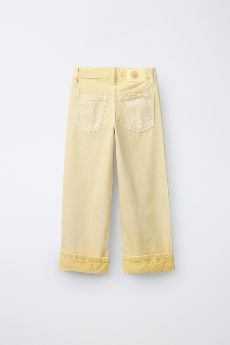 Джинсы с широкими штанинами и отворотами