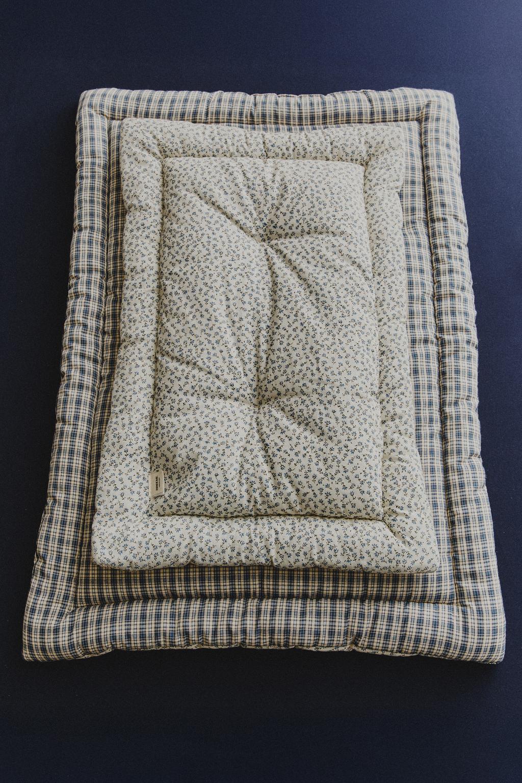 Топпер для питомца в клетчатом и цветочном дизайне