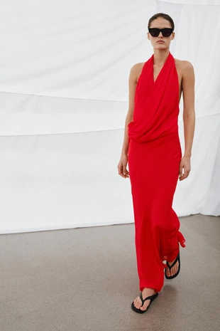 Платье холтер из 100% вискозы с драпированным вырезом- Заказать в России