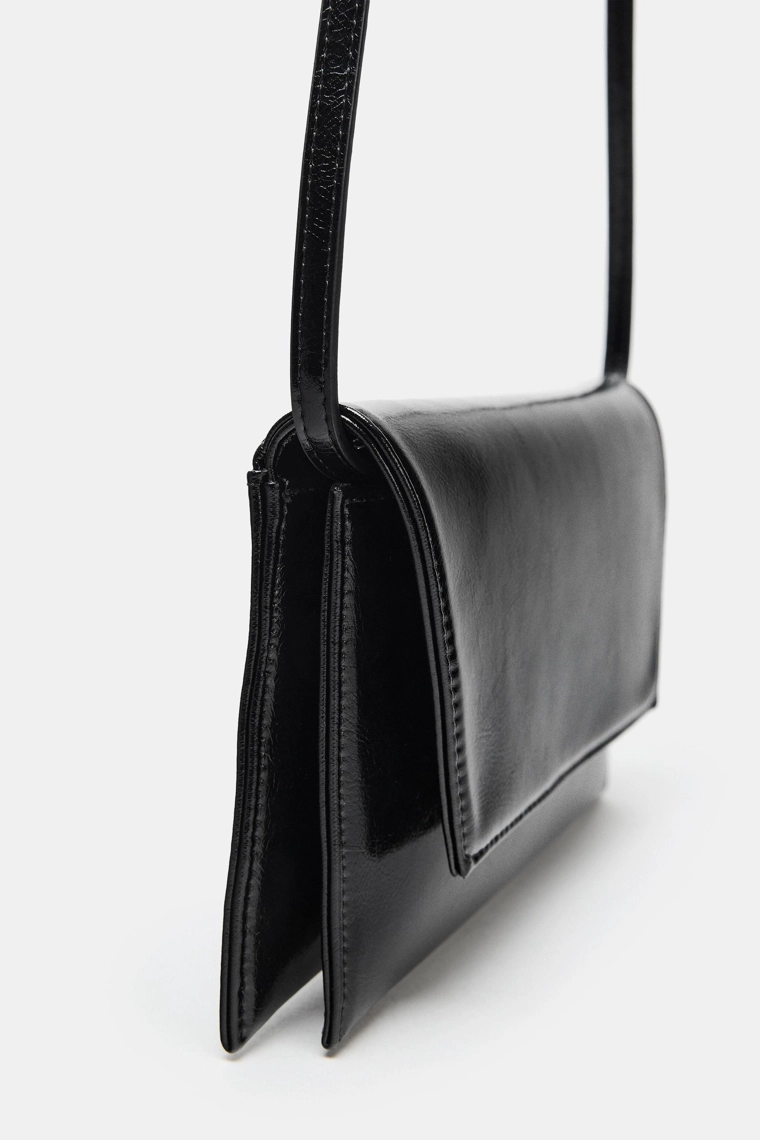 Сияющая мини сумочка-конверт черного цвета