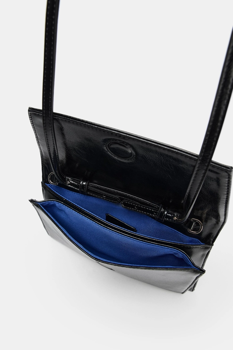 Сияющая мини сумочка-конверт черного цвета