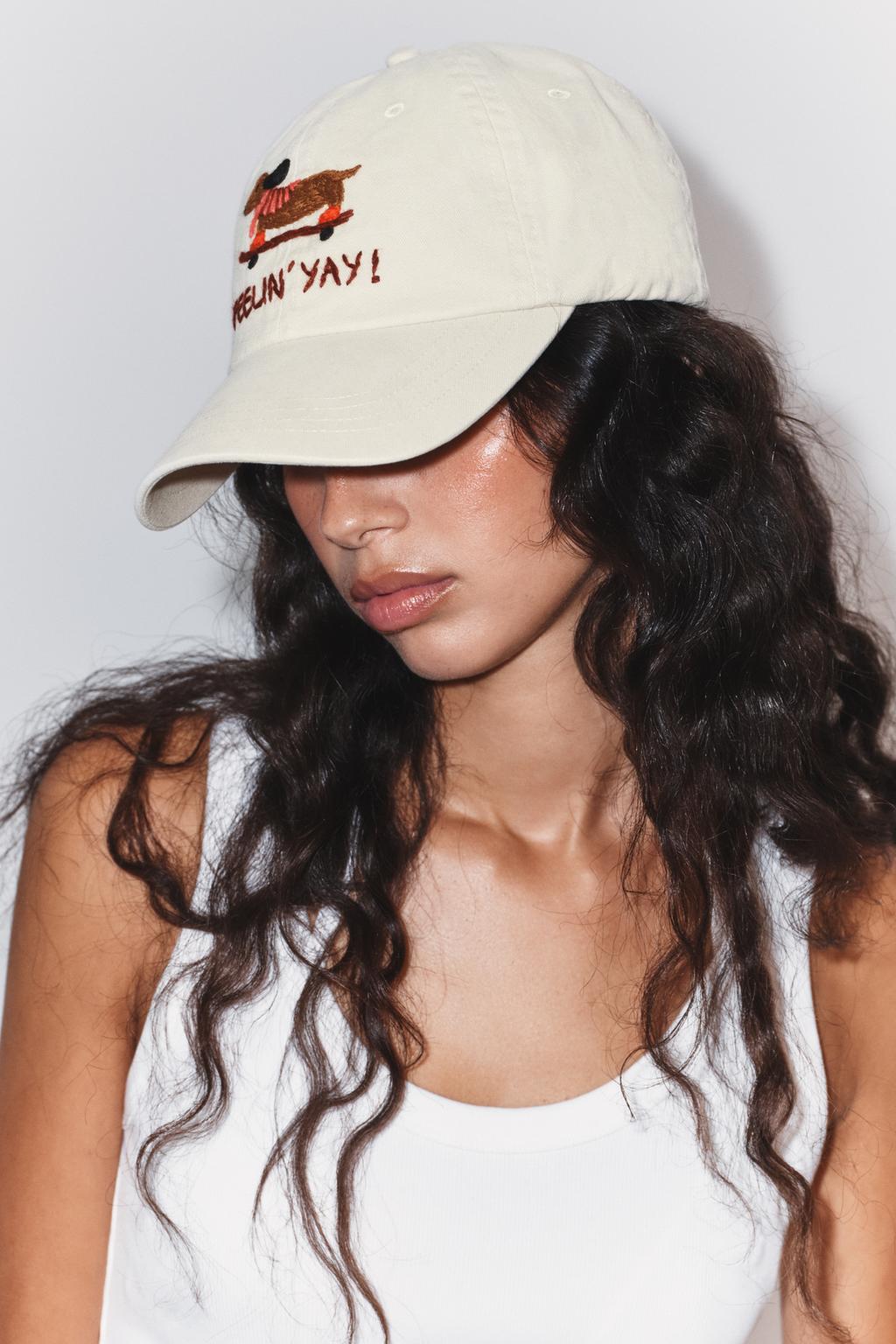 КЕПКА ИЗ САРЖИ С ВЫШИВКОЙ ТАКСЫ НА СКЕЙТЕ