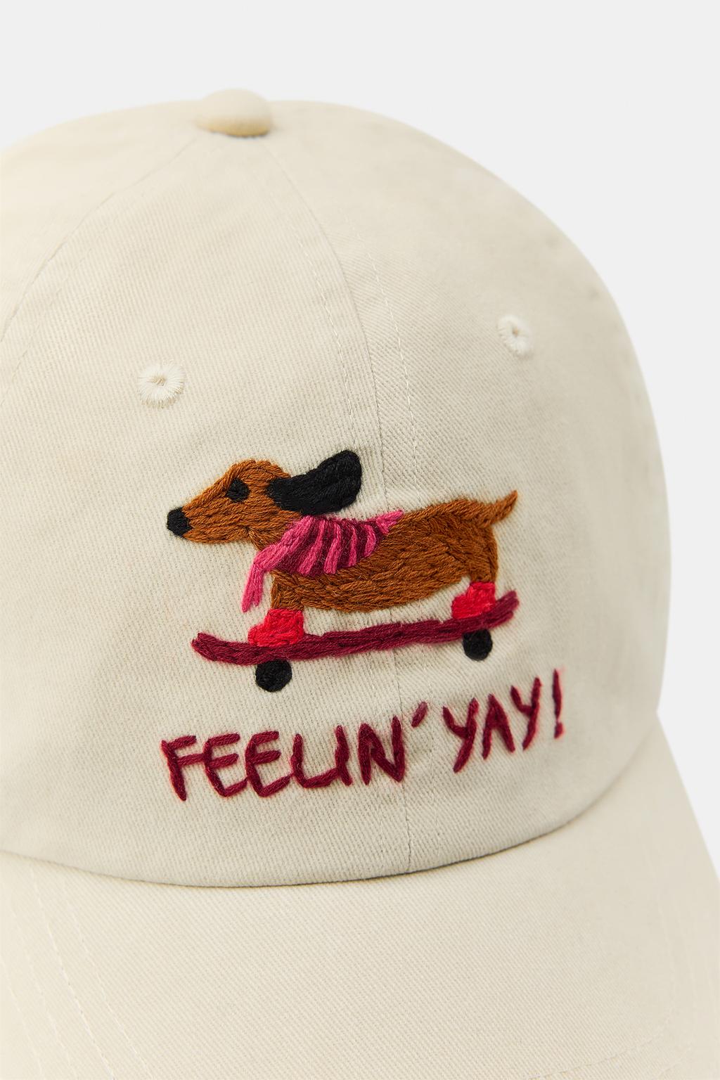 КЕПКА ИЗ САРЖИ С ВЫШИВКОЙ ТАКСЫ НА СКЕЙТЕ