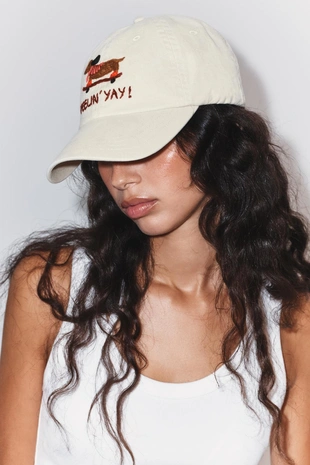 Кепка из саржи с вышивкой таксы на скейте- Заказать в России