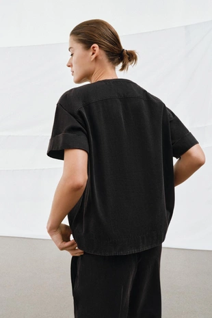 Футболка из плотного хлопка с короткими рукавами