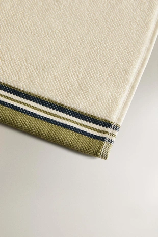 Ванные полотенце с рельефным узором и полосатой окантовкой- Заказать в России