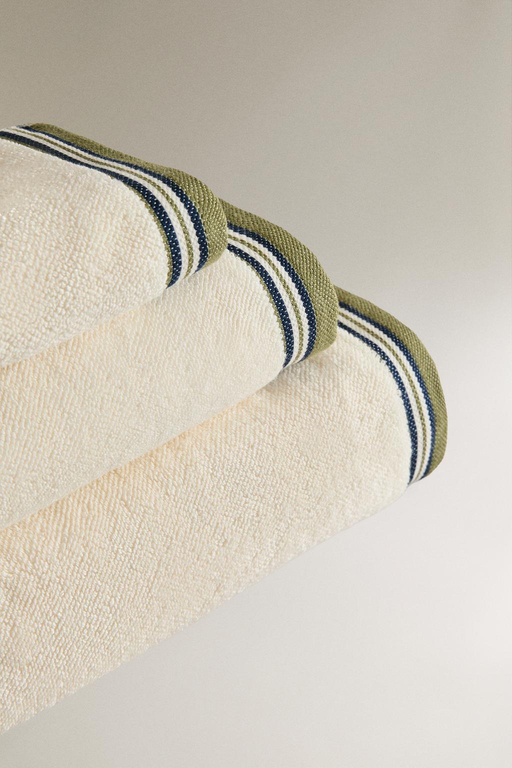 Ванные полотенце с рельефным узором и полосатой окантовкой